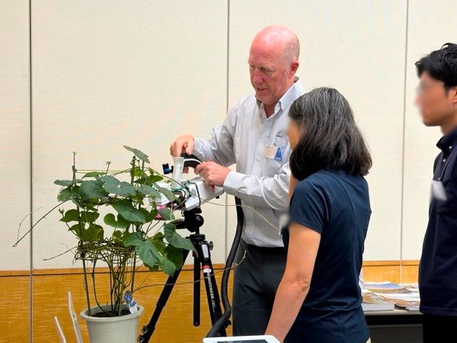 植物の計測を体験する来場者